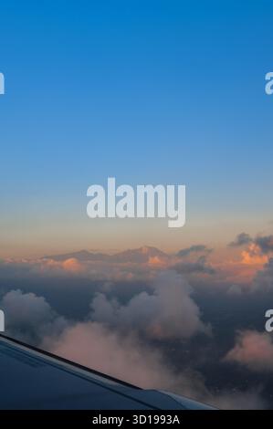 Monte Rinjani Peak, Lombok, Indonesia - Vista aerea dall'aereo Foto Stock