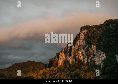 Luce dorata sulle scogliere calcaree di Ao Nang, Krabi, Thailandia Foto Stock