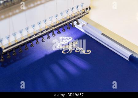 Macchina da cucire moderna e automatica ad alta tecnologia per il processo di produzione di tessuti o abbigliamento industriale. Industria tessile Foto Stock