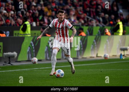 Leverkusen, Germania. 26 ottobre 2025. Fussball; Spieltag 08; 1. Bundesliga; Saison 2025/2026; Bayer Leverkusen gegen SC Freiburg AM 26.10.2025 a Leverkusen. UBz: Lukas Kübler, SC Freiburg. Credito: dpa/Alamy Live News Foto Stock