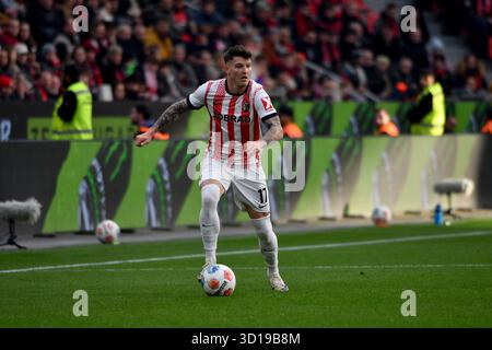 Leverkusen, Germania. 26 ottobre 2025. Fussball; Spieltag 08; 1. Bundesliga; Saison 2025/2026; Bayer Leverkusen gegen SC Freiburg AM 26.10.2025 a Leverkusen. UBz: Lukas Kübler, SC Freiburg. Credito: dpa/Alamy Live News Foto Stock