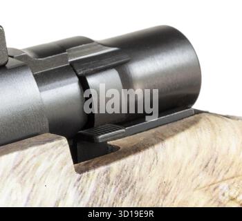 Primo piano della barra scanalata su un fucile a vite premuto per rimuovere il bullone dalla pistola. Foto Stock