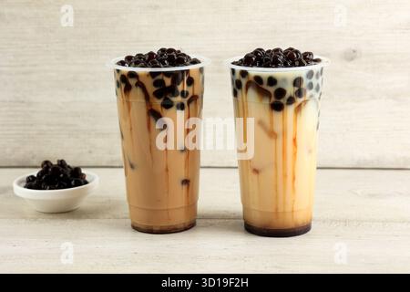 Tè al latte di Taiwan o perla di Bobba su vetro di plastica alto. Popolare e trendy bevanda asiatica di Boba Foto Stock
