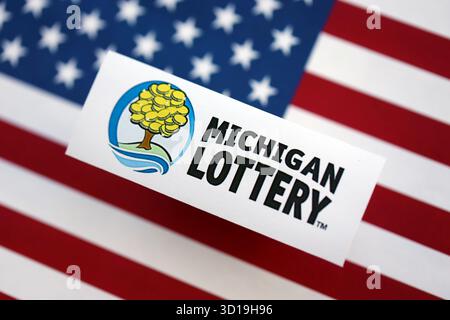 KIEV, UCRAINA - 22 OTTOBRE 2025 Michigan Lottery servizio lotteria logo società sulla bandiera degli Stati Uniti primo piano Foto Stock