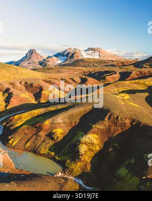 Vista aerea del suggestivo e colorato paesaggio con le montagne cime dei ghiacciai che si innalzano maestosamente sopra le colline fantasiose, Kerlingarfjöll, Hrunamannahreppur, Islanda. Foto Stock