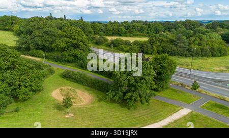 Foto aerea di uno spazio verde e di una strada ai margini del Cotchett Village, Mickleover, Derby, South Derbyshire. Foto Stock