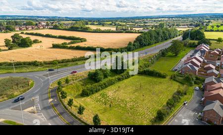 Foto aerea con drone di campagna e strade accanto a Cotchett Village, Mickleover, ai margini di Derby. Foto Stock