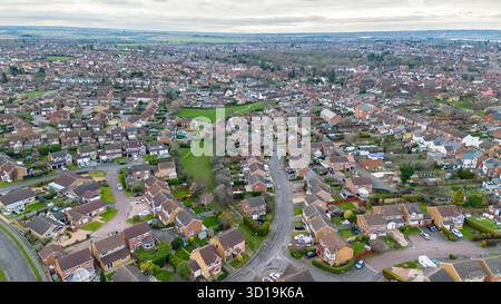 Fotografia drone di un complesso residenziale a Rushden, Northamptonshire, con ampio sviluppo suburbano. Foto Stock