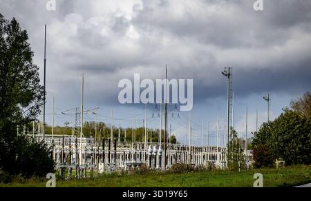 DIEMEN - Una centrale elettrica di Tennet. I piloni ad alta tensione punteggiano il paesaggio. L'energia elettrica viene trasportata su distanze relativamente lunghe tramite cavi collegati ai piloni. I consumatori sono sempre più soggetti a congestione sulla rete elettrica. Soprattutto nei polder e nei quartieri e villaggi urbani più vecchi, parti obsolete della rete elettrica non possono gestire la crescita del numero di pannelli solari. ANP /HOLLANDSE HOOGTE /ROBIN UTRECHT paesi bassi uscita - belgio uscita Foto Stock