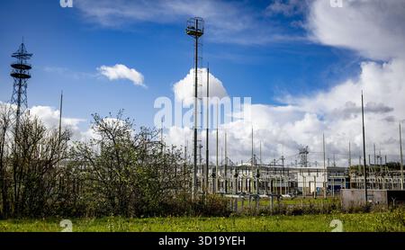 DIEMEN - Una centrale elettrica di Tennet. I piloni ad alta tensione punteggiano il paesaggio. L'energia elettrica viene trasportata su distanze relativamente lunghe tramite cavi collegati ai piloni. I consumatori sono sempre più soggetti a congestione sulla rete elettrica. Soprattutto nei polder e nei quartieri e villaggi urbani più vecchi, parti obsolete della rete elettrica non possono gestire la crescita del numero di pannelli solari. ANP /HOLLANDSE HOOGTE /ROBIN UTRECHT paesi bassi uscita - belgio uscita Foto Stock