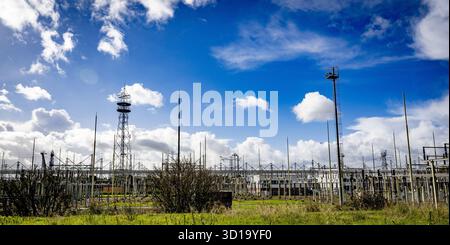 DIEMEN - Una centrale elettrica di Tennet. I piloni ad alta tensione punteggiano il paesaggio. L'energia elettrica viene trasportata su distanze relativamente lunghe tramite cavi collegati ai piloni. I consumatori sono sempre più soggetti a congestione sulla rete elettrica. Soprattutto nei polder e nei quartieri e villaggi urbani più vecchi, parti obsolete della rete elettrica non possono gestire la crescita del numero di pannelli solari. ANP /HOLLANDSE HOOGTE /ROBIN UTRECHT paesi bassi uscita - belgio uscita Foto Stock