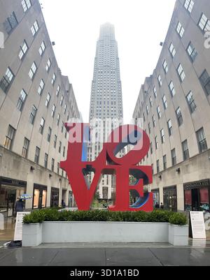 Love in the City: La scultura iconica di Robert Indiana al Rockefeller Center, New York Foto Stock