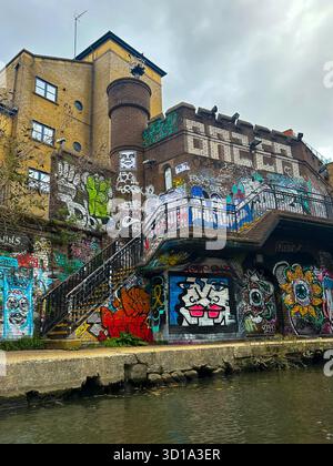 Vista della colorata Street Art e dei graffiti a Camden, Londra, sugli edifici vittoriani antichi, vista dal Regent's Canal con Canal e Canal Bank Foto Stock