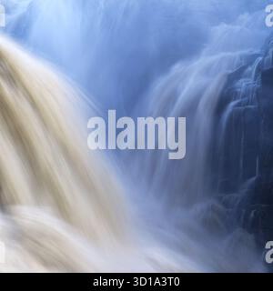 Vista delle potenti cascate che si infrangono su rocce aspre, che sgretolano nebbia e spruzzi, un'esposizione dinamica della forza della natura, Dettifoss, Nordurþing, Islanda. Foto Stock