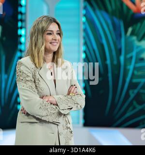 Madrid, Spagna. 27 ottobre 2025. La presentatrice Sandra Barneda, partecipa alla presentazione di una nuova stagione dell'Isola delle Temptazioni presso la targa Mediaser. Credito: SOPA Images Limited/Alamy Live News Foto Stock