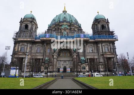 Vista frontale della storica facciata esterna del Berliner Dom (cattedrale di Berlino) da Lustgarten in una fredda e grigia giornata invernale Foto Stock