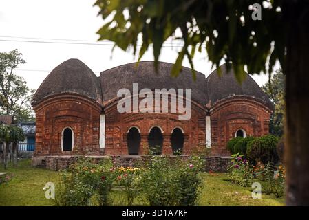 Tempio Puthia Rajbari con architettura storica in terracotta a Puthia, Rajshahi, Bangladesh Foto Stock