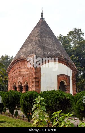 Tempio Puthia Rajbari con architettura storica in terracotta a Puthia, Rajshahi, Bangladesh Foto Stock