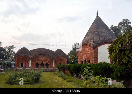Tempio Puthia Rajbari con architettura storica in terracotta a Puthia, Rajshahi, Bangladesh Foto Stock