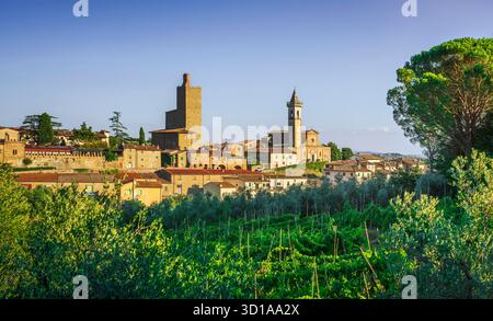Vinci, il luogo di nascita di Leonardo, i vigneti dello skyline del villaggio e gli ulivi al tramonto. Firenze, Toscana Italia Europa. Foto Stock