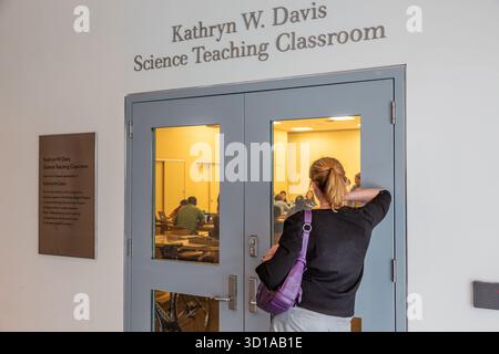 All'ingresso di un'aula presso il New York Museum of Natural History, una giovane donna osserva cosa sta accadendo all'interno. Foto Stock