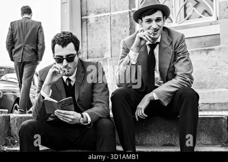 Nouvelle Vague è un film del 2025 diretto da Richard Linklater. Con Guillaume Marbeck nel ruolo di Jean-Luc Godard, Zoey Deutch nel ruolo di Jean Seberg e Aubry Dullin nel ruolo di Jean-Paul Belmondo, segue le riprese di Breathless, uno dei primi lungometraggi dell'era Nouvelle Vague del cinema francese, nel 1959. Foto Stock