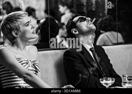 Nouvelle Vague è un film del 2025 diretto da Richard Linklater. Con Guillaume Marbeck nel ruolo di Jean-Luc Godard, Zoey Deutch nel ruolo di Jean Seberg e Aubry Dullin nel ruolo di Jean-Paul Belmondo, segue le riprese di Breathless, uno dei primi lungometraggi dell'era Nouvelle Vague del cinema francese, nel 1959. Foto Stock