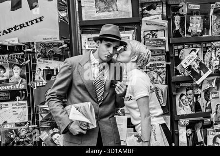 Nouvelle Vague è un film del 2025 diretto da Richard Linklater. Con Guillaume Marbeck nel ruolo di Jean-Luc Godard, Zoey Deutch nel ruolo di Jean Seberg e Aubry Dullin nel ruolo di Jean-Paul Belmondo, segue le riprese di Breathless, uno dei primi lungometraggi dell'era Nouvelle Vague del cinema francese, nel 1959. Foto Stock