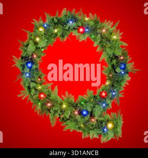 La lettera Q risplende in una ghirlanda natalizia adornata di luci. Foto Stock