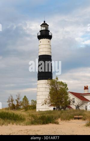 Lo storico faro di Big Sable Point, costruito nel 1867, con illuminazione nel tardo pomeriggio a Ludington, Michigan, Stati Uniti. Foto Stock