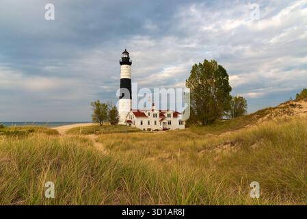 Lo storico faro di Big Sable Point, costruito nel 1867, con illuminazione nel tardo pomeriggio a Ludington, Michigan, Stati Uniti. Foto Stock