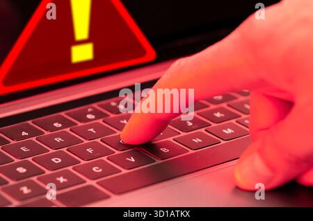 Avviso rosso di sistema violato su notebook o laptop. Attacco informatico a reti di computer, virus, spyware, malware o software dannoso. Sicurezza informatica Foto Stock