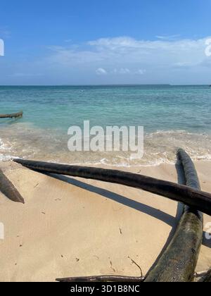 Il vento di mare si trova su una spiaggia tropicale di sabbia, acque turchesi dei Caraibi e cielo blu, luce solare di mezzogiorno. Foto Stock