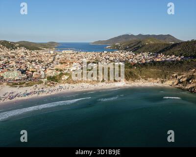 Foto aerea con drone che mostra le spiagge gemelle di Pontal do Atalaia, Arraial do Cabo, Rio de Janeiro, Brasile, mare turchese e bianco - foto aérea. Foto Stock
