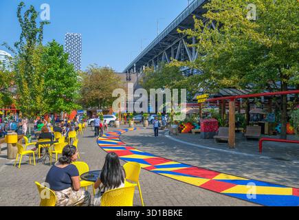 Anderson Street con dietro Granville Bridge, Granville Island, Vancouver, British Columbia, Canada Foto Stock