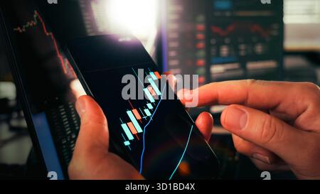 Analisi del trading di criptovalute candele di crescita del grafico mobile. Primo piano di mani che analizzano i motivi rialzisti delle candele su smartphone con crypto m Foto Stock