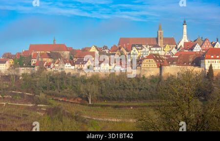 Vista panoramica dello storico skyline di Rothenburg ob der Tauber a Rothenburg, in Germania, in una giornata invernale limpida Foto Stock