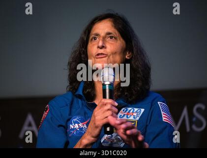 Washington, Stati Uniti. 17 settembre 2025. L'astronauta della NASA Suni Williams parla del suo tempo a bordo della stazione spaziale Internazionale come parte della Expedition 72, durante un evento di coinvolgimento dei dipendenti presso la sede centrale della NASA Mary W. Jackson il 17 settembre 2025, a Washington, D.C. Credit: Aubrey Gemignani/NASA/Alamy Live News Foto Stock