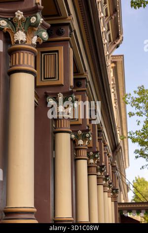 Vista pomeridiana dell'architettura vittoriana del tardo XIX secolo nel centro storico di Petaluma, California, Stati Uniti. Foto Stock