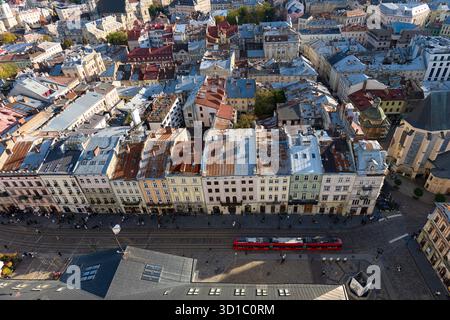 Leopoli, Ucraina – 19.10.2025: Vista dalla Torre del Municipio fino alla stazione dei tram in Piazza Rynok Foto Stock