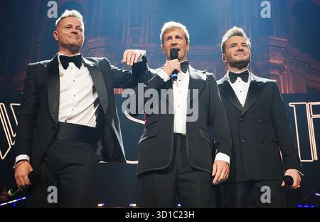 (Da sinistra a destra) Nicky Byrne di Westlife, Kian Egan e Shane Filan che si esibiscono alla Royal Albert Hall di Londra. Data foto: Lunedì 27 ottobre 2025. Foto Stock