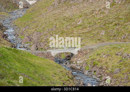Vecchio ponte ristrutturato sul fiume Blaskeggsa a Hvalfjordur nell'Islanda occidentale Foto Stock