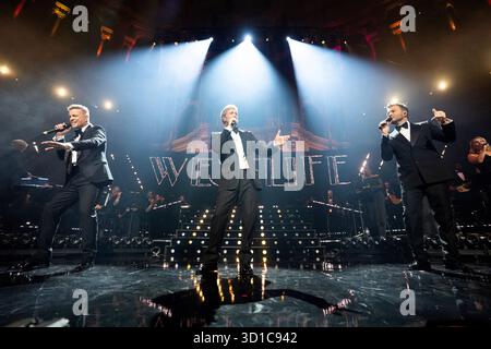 (Da sinistra a destra) Nicky Byrne di Westlife, Kian Egan e Shane Filan che si esibiscono alla Royal Albert Hall di Londra. Data foto: Lunedì 27 ottobre 2025. Foto Stock