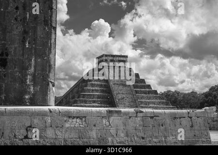Foto in bianco e nero dell'antica piramide maya El Castillo a Chichén Itzá in Messico con nuvole spettacolari sopra la storica struttura in pietra e l'archeologia Foto Stock