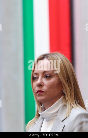 Roma, 27 ottobre 2025: L'arrivo nel cortile di Palazzo Chigi del primo Ministro Giorgia Meloni. Il primo ministro Giorgia Meloni riceve Hungari Foto Stock