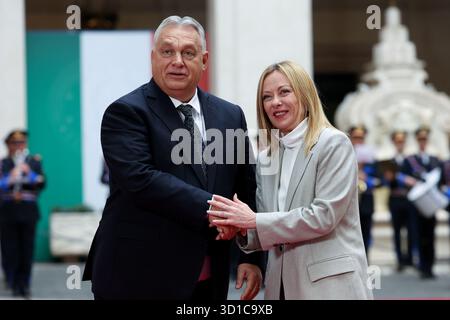 Roma, 27 ottobre 2025: Il primo ministro italiano Giorgia Meloni accoglie e stringe la mano al presidente ungherese Viktor Orban. Primo Ministro Giorgia Foto Stock