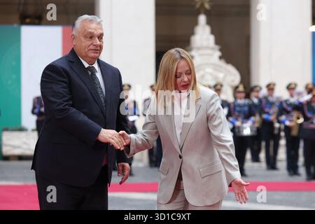 Roma, 27 ottobre 2025: Il primo ministro italiano Giorgia Meloni accoglie e stringe la mano al presidente ungherese Viktor Orban. Primo Ministro Giorgia Foto Stock