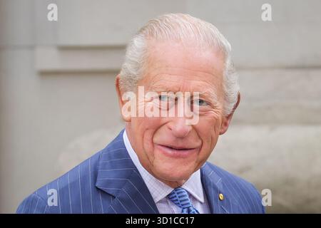Londra, Regno Unito. 16 ottobre 2025. Sua Maestà Re Carlo III è visto all'alta Commissione Australiana questa mattina, dove prende parte ad una commemorazione per il 40° anniversario della Handback of Uluru-Kata Tjura National Park ai suoi proprietari tradizionali, il popolo Anangu. Stephen Francis Smith, alto Commissario australiano, è lì per salutare sua Maestà e guidarlo attraverso. Foto Stock