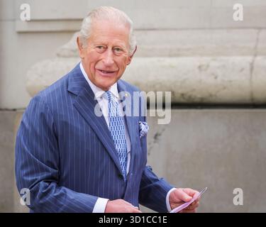 Londra, Regno Unito. 16 ottobre 2025. Sua Maestà Re Carlo III è visto all'alta Commissione Australiana questa mattina, dove prende parte ad una commemorazione per il 40° anniversario della Handback of Uluru-Kata Tjura National Park ai suoi proprietari tradizionali, il popolo Anangu. Stephen Francis Smith, alto Commissario australiano, è lì per salutare sua Maestà e guidarlo attraverso. Foto Stock