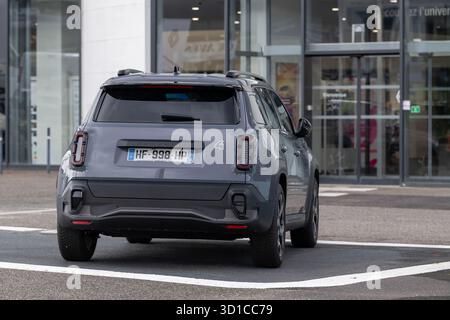 Laxou, Francia - Vista su una Renault 4 grigia e-Tech parcheggiata in un parcheggio. Foto Stock